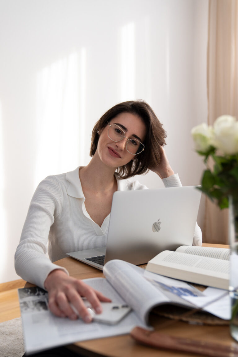 Businessportrait einer Unternehmerin beim Arbeiten in Wien