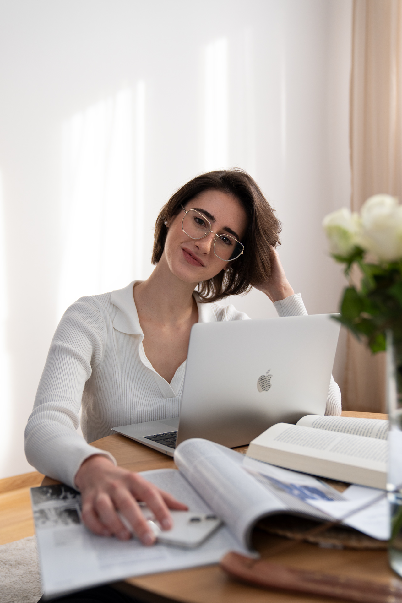 Businessportrait einer Unternehmerin beim Arbeiten in Wien