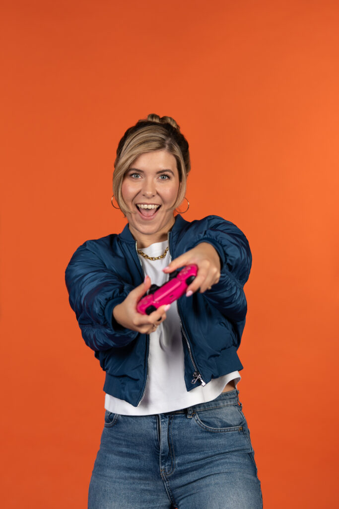 Brandingfoto einer selbstständigen Influencerin und Unternehmerin im Gaming-Bereich