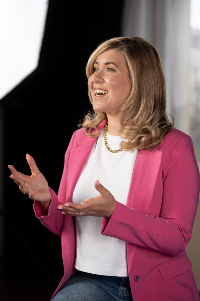 Brandingfoto einer selbstständigen Moderatorin