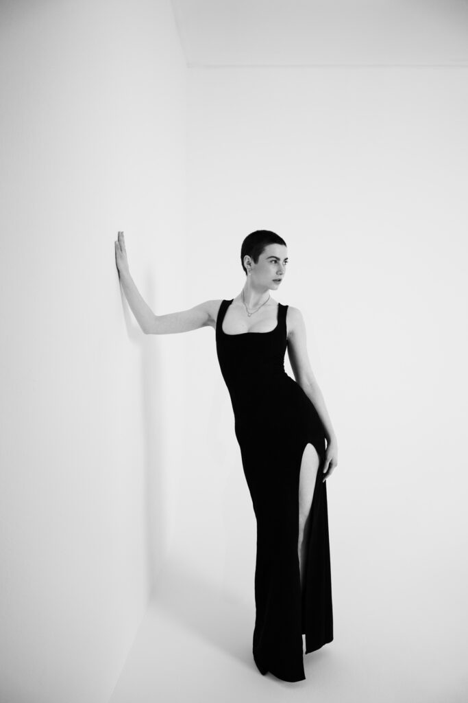 Brandingfoto einer Schauspielerin und Model in Wien in schwarz-weiß
